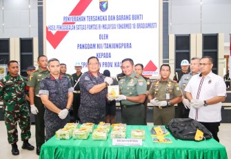 Mayjen TNI Iwan Setiawan Serahkan Pelaku dan Sabu 10 Kg ke BNNP Kalbar
