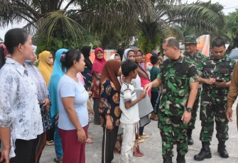 Kodam I/Bukit Barisan melalui Korem 031/Wira Bima pada Selasa sore (12/12/2023), telah menyalurkan bantuan kemanusiaan untuk korban banjir di Kabupaten Rokan Hulu (Rohul), Provinsi Riau