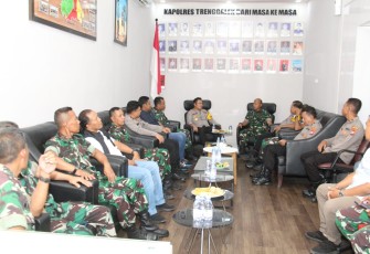 Komandan Kodim 0806/Trenggalek, Letkol Czi Yudo Aji Susanto, S.Sos., M.A., beserta perwira Kodim 0806/Trenggalek, telah melaksanakan kunjungan dan silaturahmi ke Polres Trenggalek pada Kamis (28/12/2023)