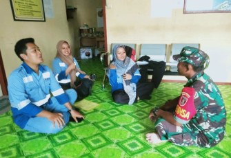 Babinsa Muara Kaman Jalin Komsos Dengan Warganya