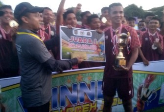 Pemberian trofi dan uang pembinaan secara simbolis