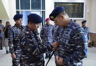 Komandan Pangkalan Utama TNI Angkatan Laut VI (Danlantamal VI) Makassar Laksamana Pertama TNI Ivan Gatot Prijanto, S. E., M. Tr. Opsla, memimpin langsung upacara serah terima jabatan (Sertijab) Kepala Akuntansi (Kaakun) Lantamal VI bertempat di Lobby Markas Komando (Mako) Lantamal VI Makassar, Rabu (13/12/2023)