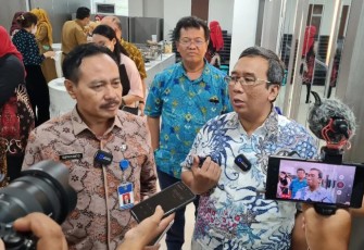 Direktur Jenderal Pelayanan Kesehatan Kemenkes RI, dr. Azhar Jaya usai menggelar pertemuan dengan 36 direktur RS vertikal dari pusat maupun berbagai provinsi di RSUD dr. Iskak Tulungagung.