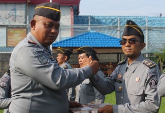 Lapas Kelas IIA Gelar Apel Penyematan Tanda Kenaikan Pangkat dan Pelepasan Pegawai Alih Tugas 