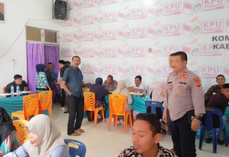 Kapolsek Peureulak saat Pantau Kegiatan Seleksi Wawancara Calon Anggota PPS