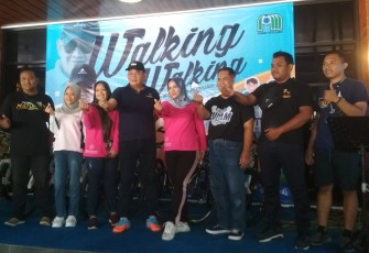 Dirut PUDAM Tirta Lawu, Prihanto, saat berfoto bersama para pemenang hadiah utama Jalan Sehat 40 Tahun PUDAM Tirta Lawu, di teras kantor workshop perusahaan setempat, Minggu (26/2/2023).