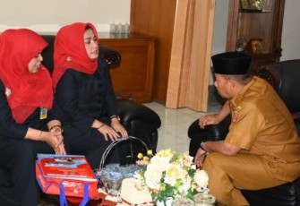 Bupati Agam beraudiensi dengan Pimpinan Stikes Dharma Landbouw Padang di Mess Pemkab Agam, Belakang Balok, Bukittinggi.