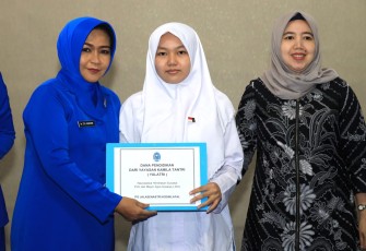 Ketua Gabungan Jalasenastri Kodiklatal secara simbolis Serahkan Dana Pendidikan Yalatri Kepada Anak Yatim 