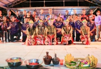 Wali Kota Tanjungpinang Hj. Rahma S.IP, MM saat menghadiri Pentas Seni Sanggar seni Kreasi Putra Bhirawa yang disejalankan HUT Putra Bhirawa yang ke 4 di lapangan Pamedan, Sabtu 11/3/2023.
