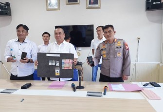 Wadir Resnarkoba Polda Bengkulu AKBP Tonny Kurniawan,S.IK, saat memimpin press release bersama sejumlah awak media didampingi Kasubbid PID Bidhumas AKBP Julius Hadi Harjanto, S.Kom, MM, pagi hari ini Rabu (12/07).