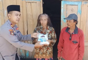 Polsek Pucanglaban saat Salurkan Bantun dari Kapolres Tulungagung Untuk Masyarakat