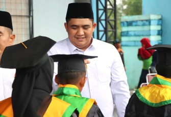 Bupati Roby melakukan prosesi wisuda santri