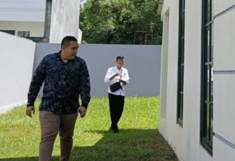 Kuasa hukum Agustince Puasa saat berada di lokasi