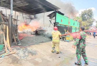 Babinsa Koramil Balerejo saat Bantu Padamkan Kebakaran Gudang Produksi Ban Vulkanisir di Desa Garon