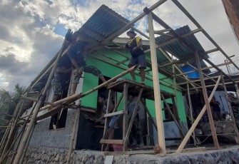 Satgas TMMD Ke -116 Kodim 1310/Bitung saat melakukan pembuatan teras rumah