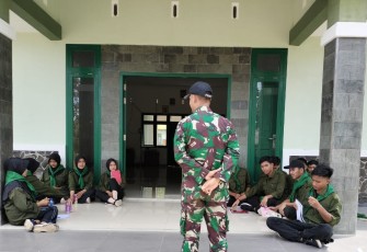 Prajurit Satgas Pamtas Yonif 645/Gardatama Yudha saat Latih Navigasi Darat Kepada Mapala dan Karang Taruna