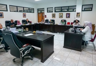 Bamsoet saat menguji disertasi dalam Ujian Sidang Tertutup Program Doktor Ilmu Hukum Fakultas Hukum UNPAD, Isti Novianti dengan tema 'Urgensi Pendirian Lembaga Managemen Kolektif Nasional (LMKN) Untuk Pengelolaan Hak Ekonomi Pencipta, Pemegang Hak Cipta, dan Pemilik Hak Terkait Pada Era Ekonomi Digital' di Universitas Padjadjaran Bandung, Sabtu (1/9/23).