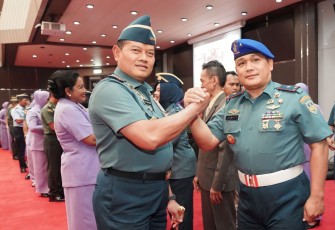 Wadanpuspomal Laksamana Pertama TNI Julkiply, S.H., M.Tr. Hanla saat berfoto bersama Panglima TNI Laksamana TNI Yudo Margono, S.E., M.M.