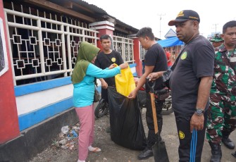Kodim 1801/Manokwari, Polda Papua Barat, Basarnas, Pol PP Manokwari dan Pramuka Gudep wilayah Manokwari, didukung masyarakat sekitar menggelar Karya Bakti peduli terhadap lingkungan hidup dengan aksi bersih-bersih di lingkungan Pasar Wosi, Papua Barat, Kamis (14/12/2023)