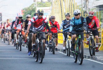 Dandim 0806/Trenggalek Letkol Czi Aji Susanto, S.Sos., M.A., dan Kapolres Trenggalek AKBP Gathut Bowo Supriyono, S.H., S.I.K., M.Si., menghidupkan semangat sinergitas melalui kegiatan gowes bersama yang melibatkan anggota Kodim 0806/Trenggalek dan jajaran Polres Trenggalek, Jumat (22/12/2023)
