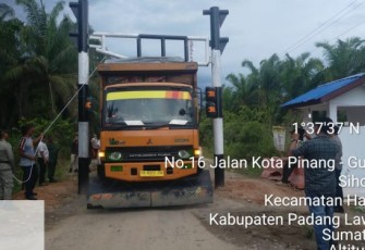Kini, berbagai kenderaan termasuk Truk, sudah bisa melintas di Simpang Brakas-Simangambat, setelah portal dibuka.