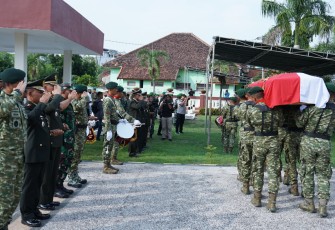 Danrem 081/DSJ Hadiri Pemakanan Kopda Anumerta Dwi Bekti