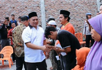 Bupati Labuhanbatu saat Kunjungi korban Kebakaran di Sei Berombang 