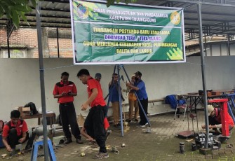Petugas bidang Kemetrologian Disperindag Kabupaten Tulungagung saat melakukan tera dan tera ulang di Kecamatan Besuki, Senin (10/07/2023)