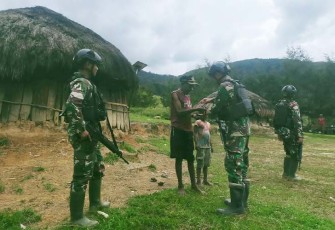 Pos Malagayneri Satgas Yonif Mekanis 203/AK saat Laksanakan Anjangsana ke Honai Kepala Desa Nambu