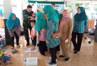 Babinsa Kelurahan Munggut Berikan Edukasi Stunting.