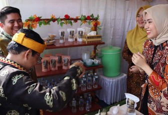 Hafizha Kenalkan Olahan Sorgum ke Menteri Desa Abdul Halim Iskandar