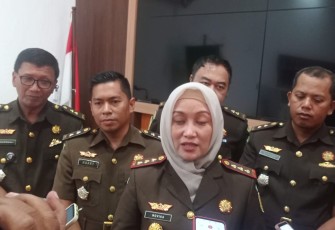 Kepala Kejaksaan (Kajari) Negeri Kota Kediri Novika Muzairah Rauf, S.H., M.H., didampingi para Kasi Pidsus, Kasi Pidum, Kasi Datun dan Kasi Intelijen melalui konferensi pers di Gedung Heritage Kantor Kejaksaan Negeri Kota Kediri, Jumat (21/7/2023) pukul 10.15 WIB. 