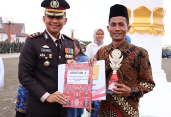 Kapolres Tapanuli Selatan (Tapsel), AKBP Imam Zamroni, SIK, MH, serahkan hadiah kepada pemenang lomba Pawai Karnaval, Kamis (17/8/2023) sore.