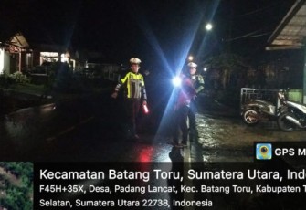 Personel Lantas Polsek Batang Toru melakukan cek dan olah tempat kejadian perkara (TKP).