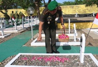 Dandim 0803/Madiun Letkol Inf Meina Helmi mendampingi Danrem 081/Dsj Kolonel Inf Sugiono melaksanakan Ziarah di TMP Kota Madiun, Kamis (14/12/2023)