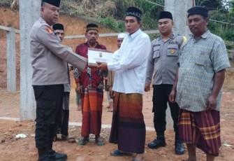 Kapolsek SD Hole Salurkan Bantuan Dari Kapolres Tapsel Untuk Pembangunan Masjid