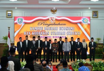 Wakil Presiden (Wapres) RI Ma'ruf Amin hadir dan menyaksikan pengukuhan Komite Daerah Ekonomi dan Keuangan Syariah Provinsi Bengkulu di Balai Raya Semarak Bengkulu