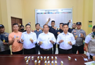 Terlihat Kasat Reserse Narkoba Polres Labuhanbatu AKP Roberto P Sianturi ketika melaksanakan kegiatan Tes Urine(Ist).