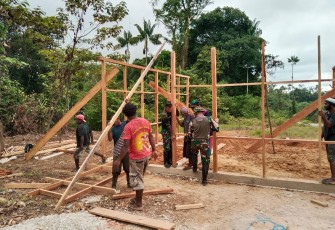 Masyarakat Pedalaman Distrik Ninati Papua Selatan Merespon Positive Ajakan Satgas Pamtas Statis RI-PNG Yonif 111/KB Bangun Pasar Rakyat