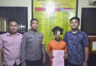 Tersangka (kenakan baju tahanan) saat diamankan petugas
