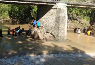 Anggota Kodim 0802/Ponorogo Bersama Warga saat Kerja bakti Bersihkan Sampah di Bawah Jembatan Sungai Gilangsari