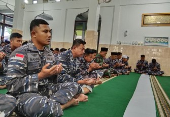 Pasproga Lanudal Biak Letda Laut (T) Sulkhan Mansur dan Pgs. Kasatbek Lanudal Biak Letda Laut (T) Ahmad Bahril Ilmi Assalam, A.Md pimpin Prajurit Lanudal Biak mengikuti kegiatan do'a bersama penutup akhir tahun 2023