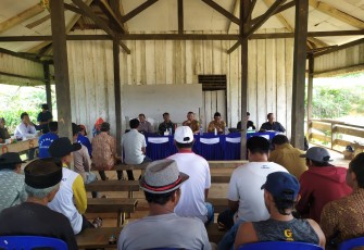 Babinsa Koramil Manuhing saat Hadiri Rapat Inventarisasi dan Perkembangan Lahan Masyarakat Desa Fajar Harapan