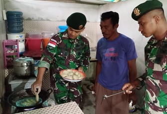 Satgas Yonarmed 1 Kostrad Ajarkan Buat Makanan Olahan