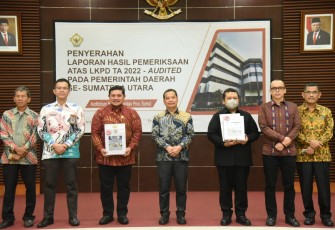Penghargaan itu diserahkan langsung oleh Kepala BPK RI Perwakilan Provinsi Sumatera Utara (Provsu) Eydu Octain Panjaitan kepada Bupati Tapsel Dolly Pasaribu, yang didampingi Ketua DPRD Tapsel, Kepala BPKPAD Tapsel, dan Inspektur Tapsel, di Auditorium BPK RI Pewakilan Provinsi Sumut, Jalan Imam Bonjol Nomor 22, Madras Hulu, Kecamatan Medan Polonia, Kota Medan (Sumut) pada Jumat (14/4).