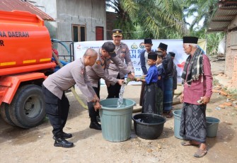  Polres Aceh Timur Bantu Air Bersih di Dayah Baitul Huda