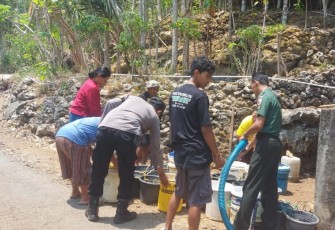 Babinsa Koramil 0801/11 Bersama Pihak Terkait Salurkan Bantuan Air Bersih