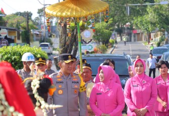 Kedatangan Kapolda Kalteng di Polres Kobar Disambut Tradisi Adat Kesultanan Kutaringin
