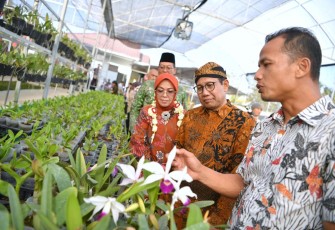  Gus Halim saat peresmian Green House Griya Anggrek yang dimiliki BUMDes Bersama Lkd Singosari di Kecamatan Singosari, Kabupaten Malang, Minggu (8/10/2023).