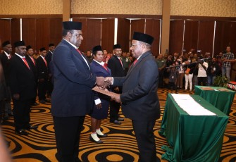 Wamendagri John Wempi Wetipo saat resmi melantik 33 anggota Majelis Rakyat Papua (MRP) Papua Selatan masa jabatan 2023-2028. Pelantikan tersebut berlangsung di Ballroom Swissbell Hotel Merauke, Senin (6/11/2023).